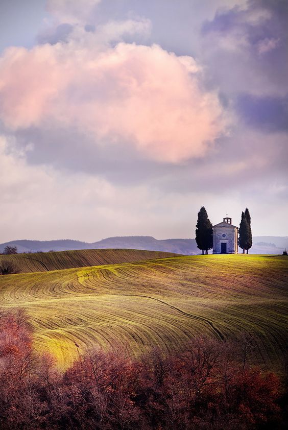 Good Morning, My Friends! 🔆 #Buongiorno #BuongiornoATutti #12Aprile #venerdì #photooftheday #photography #landscapephotography Chapel of the Madonna di Vitaleta, Val d'Orcia, Tuscany, Italy 🇮🇹 © Marco Carmassi