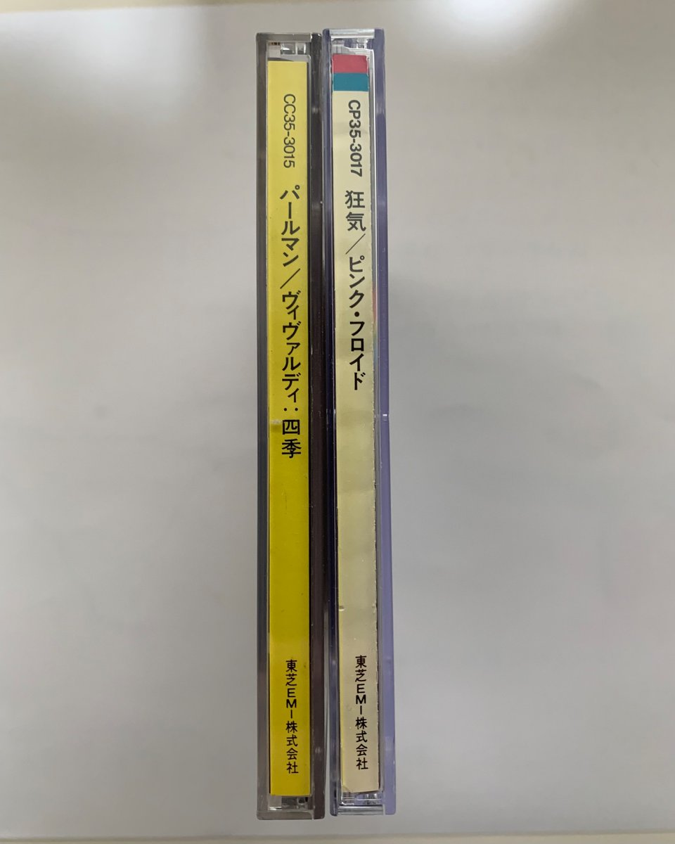 CC35-3015 (1983年2月発売分) までは一面黄色、CP35-3016 (1983年5月発売分) 以降は赤、緑、黄の3色になるようです。ただ3016 (ビートルズ「アビイ・ロード」) は超人気CDということで、入手するのは、もっと先になりそうです。