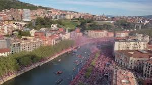 SiPeroNo1's tweet photo. Prácticamente toda la población de Bizkaia homenajeando ayer al Athletic

Si saliéramos así a la calle a protestar nos tendrían miedo y no nos estarían desmantelando la sanidad pública, ni nos estarían dejando sin derechos laborales y sin acceso a la vivienda https://t.co/ZbniYVkOX9
