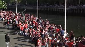 SiPeroNo1's tweet photo. Prácticamente toda la población de Bizkaia homenajeando ayer al Athletic

Si saliéramos así a la calle a protestar nos tendrían miedo y no nos estarían desmantelando la sanidad pública, ni nos estarían dejando sin derechos laborales y sin acceso a la vivienda https://t.co/ZbniYVkOX9
