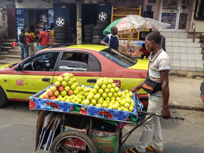 LaVoixDuTchad's tweet photo. Chaque matin, un jeune homme résilient du Cameroun prend la route avec sa brouette pleine de pommes fraîches. Sa détermination à réussir illumine les rues, chaque pomme vendue le rapprochant un peu plus de ses rêves. Admirons sa ténacité et inspirons-nous de son exemple.
#lvtd https://t.co/xh2L2NaXq4