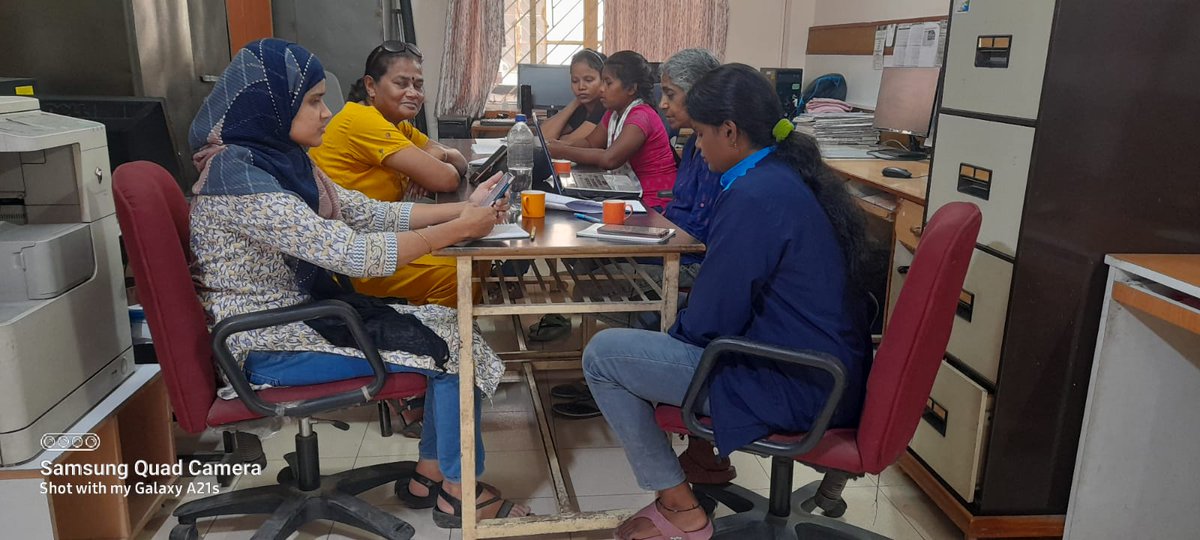 इंदिरा फेलो आलोक कुजूर जी ने रांची में समाजिक कार्यकर्ताओं की महिला क्लब के साथ बैठक की ।
इस बैठक में कांग्रेस पार्टी के पांच महिला न्याय घोषणा पत्र को पढ़कर उसे पर चर्चा किया गया।
 #IndiraFellowship #IndianYouthCongress #Jharkhandyouthcongress #womeninpolitics #ShaktiAbhiyan