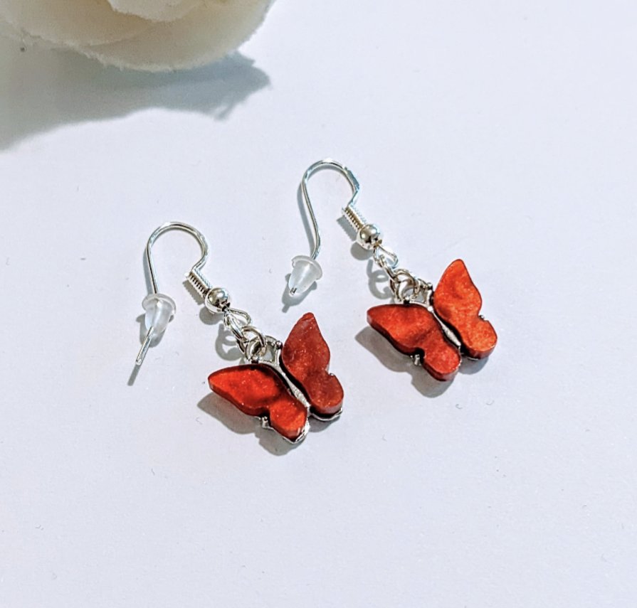 #handmade ruby red butterfly earrings with 925 sterling silver ear wires for comfort.
Other colour options.
Available Here ⬇️ 
kelliesuedesigns.etsy.com/listing/109559…
.
#EarlyBiz #EarlyRisers #jewelryaddict #etsy #MHHSBD #giftideas #stockingstuffers #shopping #elevenseshour