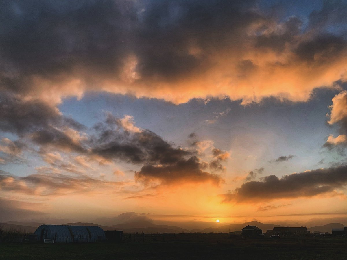 Grand Rising lovely people in my phone.

#FridayMotivation #GoodVibesOnly #sunrise #spring #StormHour #jefinuist #outerhebrides #scotland