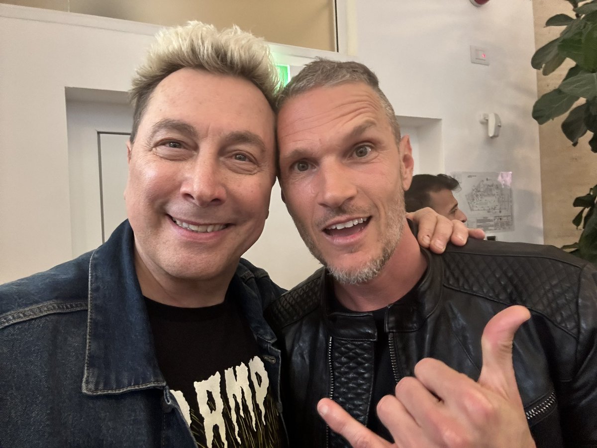 VIRGINRINGO's tweet image. Special friends  last night! Gli amici alle feste che ti danno energia cn la semplicità.. Grande @bravoAlvin 🤘🏻🤘🏻#Milano #Fuorisalone #Smeg