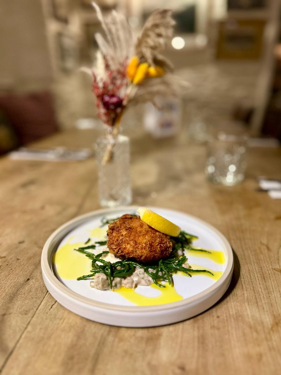 This Fish Friday, we’re shining the spotlight on a dish from our starter menu.

Our Day Boat Fishcake, served with samphire and zesty tartare source, is a perfect first course for any fish lover.

#freshfish #seafood #lunchspot #fishfriday #nossmayo #devon #plymouth @youngspubs