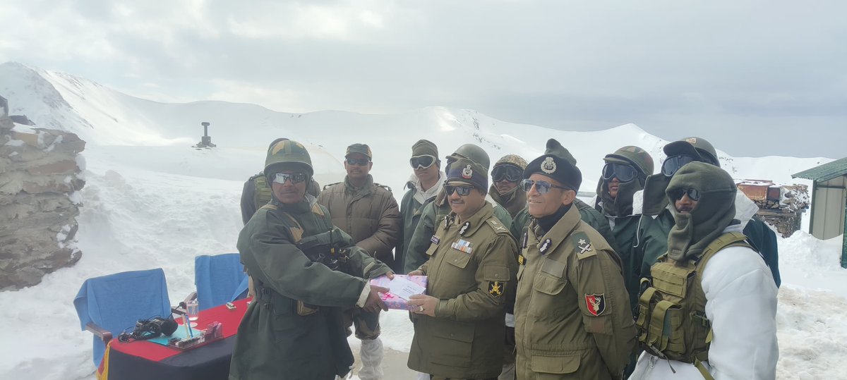 Sh Nitin Agrawal, DG BSF, visited the forward area of the Srinagar sector #LoC and reviewed the operational preparedness of the unit deployed. DG also motivated the troops & applauded them for their commitment despite the extreme weather conditions & terrain.