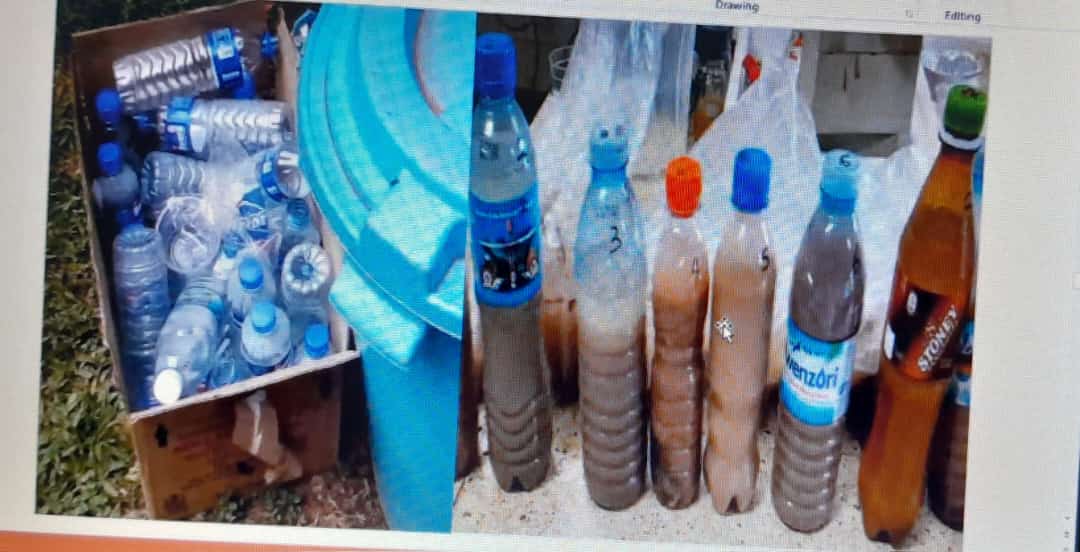 While passing Nansana, Kawempe always, I see these bottles in a sack and a  big bucket. 

What's inside these bottles ? 

Share your experience there

#FoodFraud | #ExposeFoodFraudsters | #NutritionistVoice