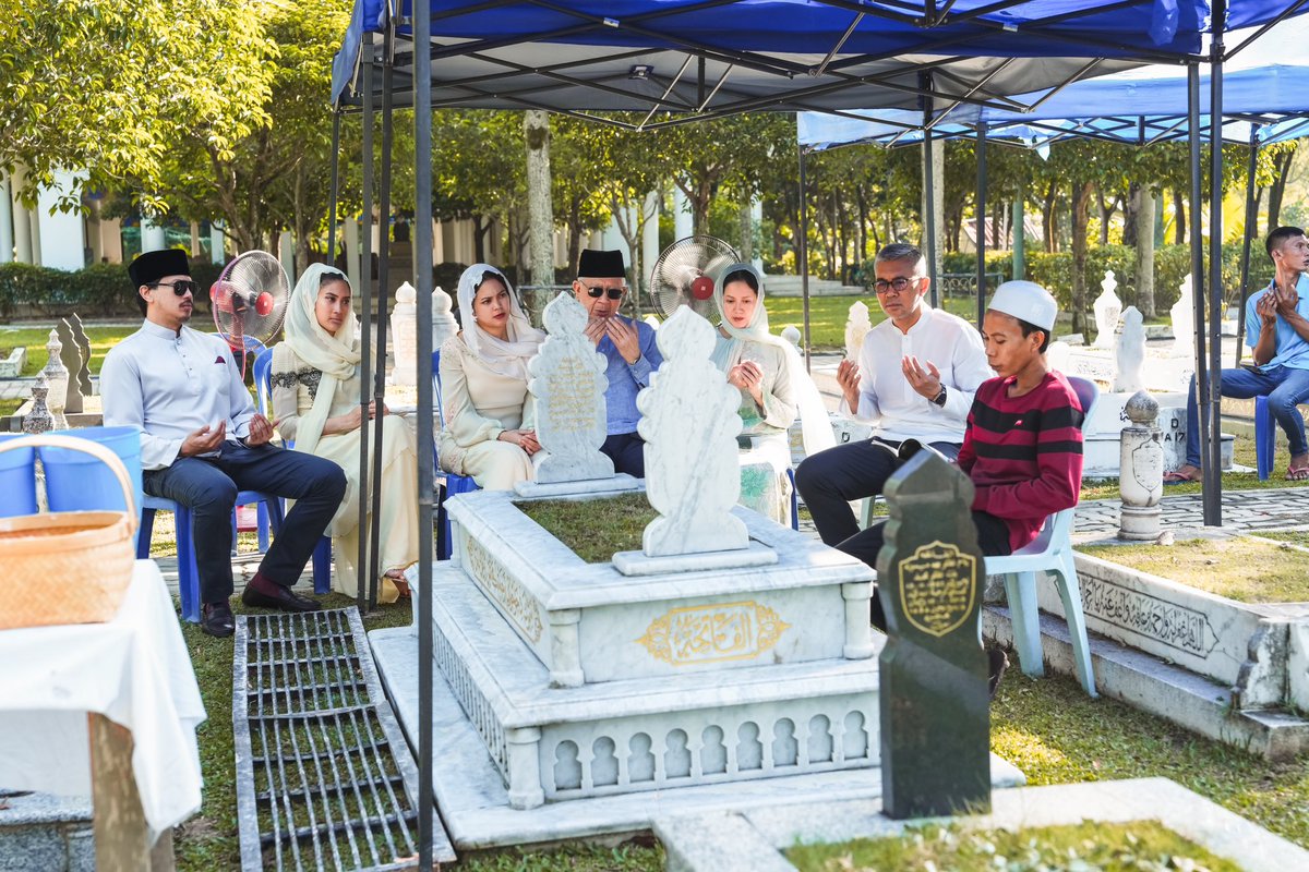 Al-Fatihah. Pagi tadi saya dan keluarga telah ke Makam DiRaja Shah Alam untuk menziarahi pusara ibu mertua saya serta kedua Atok dan Nenda saya. Selepas itu, kami menziarahi pusara moyang, Atok dan Opah saya di belah ibu di Tanah Perkuburan Bukit Kiara pula. Dalam kesibukan dan…