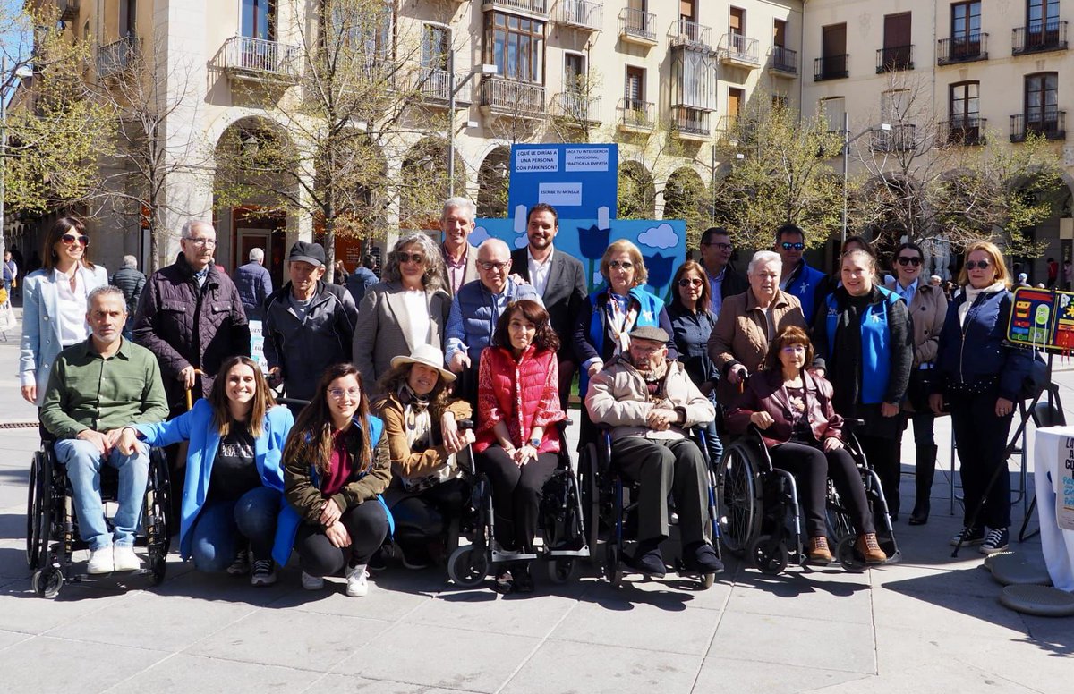 Con motivo del #DíaMundialDelParkinson, @ParkinsonAvila dio lectura a su Manifiesto en #Ávila, acto al que asistió el diputado @JoseLuisDelNog1. 
#ReivindiquemosLaInteligenciaEmocional
#HaciendoProvincia