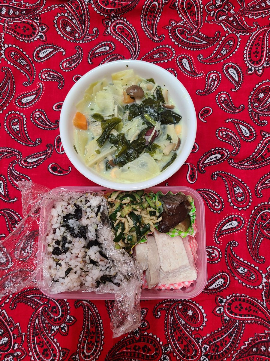 【昼食】
・ご飯130g
・豆乳スープ
・鶏ハム
・切干大根サラダ
・焼きナス

作り置きのおかげで楽できた♫

#ダイエット #食事記録  #ダイエット垢さんと繋がりたい