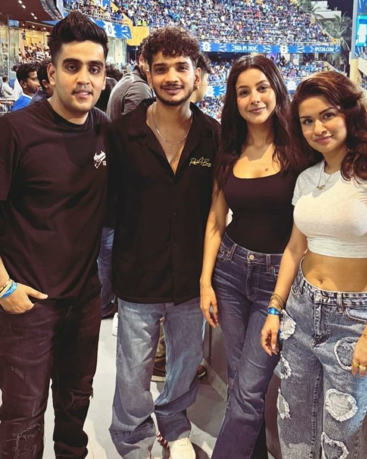 IPL madness 🔥

@ishehnaaz_gill, @munawar0018, @iavneetkaur and Raghav Sharma enjoying the RCB vs MI clash at Wankhede stadium. 

#IPL2024 #ShehnaazGill #MunawarFaruqui #RCBvsMI #AvneetKaur #WhosThat360