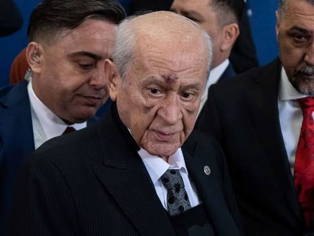 BAHÇELİ NİN. "İMAMOĞLU GÖREVDEN AFFINI İSTESİN " sözüne karşılık muhteşem bir cevap ...
ESKİ  İSTANBUL ÜLKÜ OCAKLARI BAŞKANI RECEP ÖZTÜRK'ÜN Bahçeli'ye cevabı;
İyi dersin, güzel dersin, vede hoş  dersin emma... Boş Dersin!
O, senin gibi kralın  muhafızı filan değil ki,  görevden