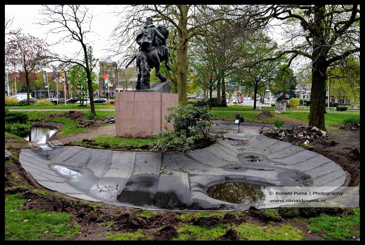 De vijvers in het midden van het Keizer Karel Plein in Nijmegen worden schoongemaakt en opgeknapt.