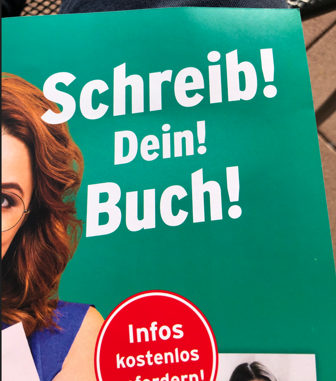 Hier steht das Ausrufezeichen am Wortende, nicht am Satzende. Das kennt man auch aus anderen Kontexten (z. B. so schön!!). Seltsam ist aber, dass der Satz durch Ausrufezeichen unterbrochen wird. Das soll natürlich auffallen, ist aber fast schon aufdringlich. Ob das gut ankommt?