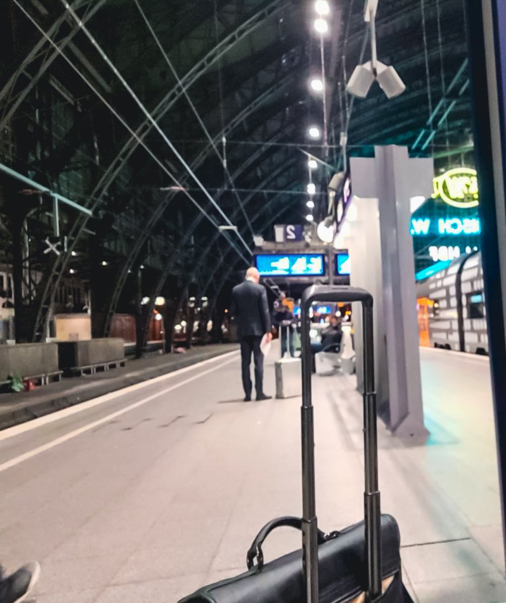 🚆Gare de Cologne. Après un magnifique séminaire citoyen sur l’Europe 🇪🇺 hier soir, arrêt en gare de Berlin 🇩🇪 à la mi-journée pour une arrivée à Varsovie 🇵🇱 ce soir !