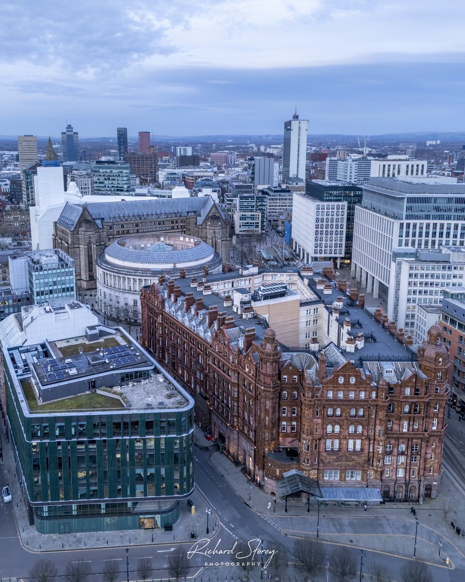 Clouds forming over Manchester Midland Hotel and Albert Square 📸

#manchester #cityphotography #manchestertownhall #manchesterlife #manchesteruk🇬🇧 #dronephotography