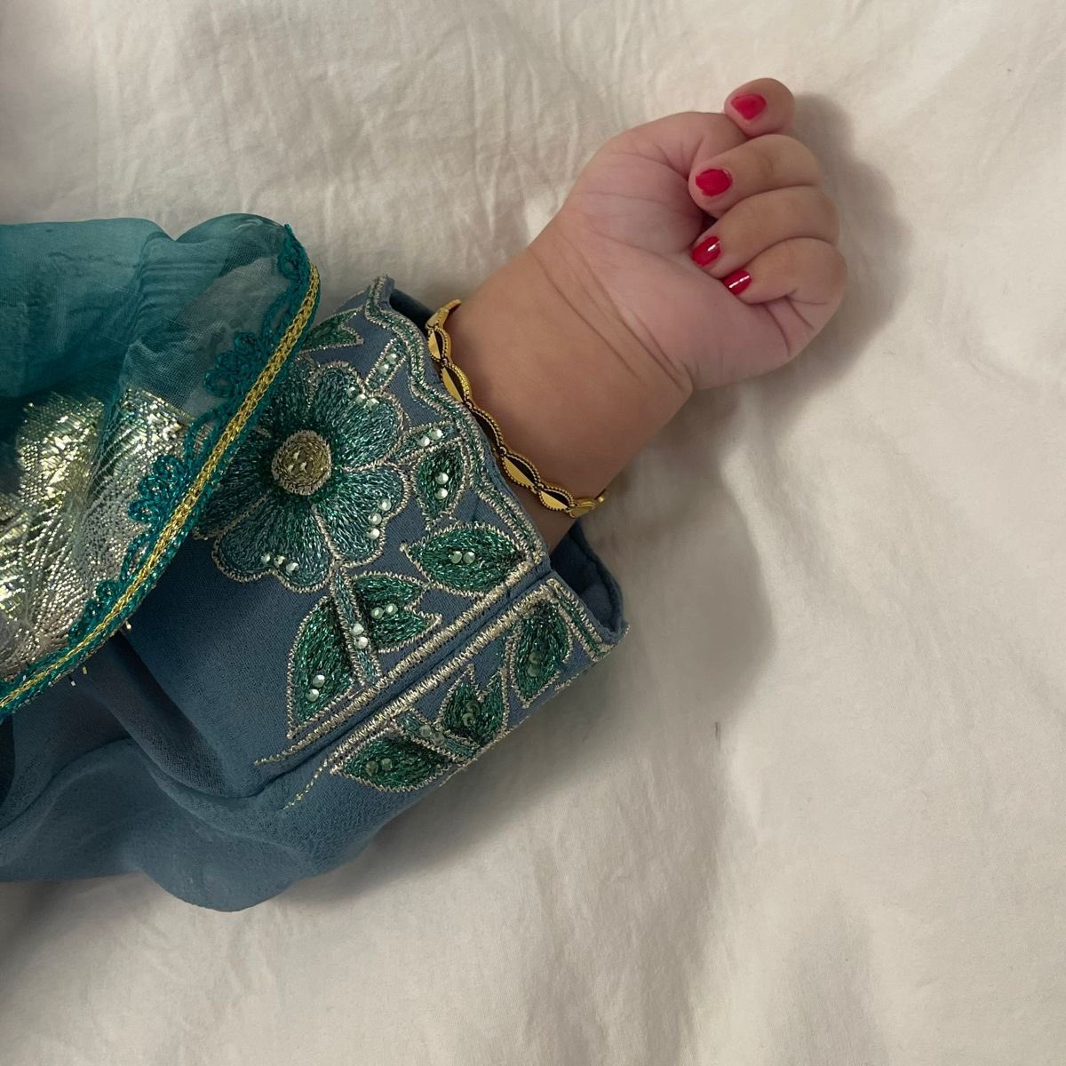 This little hand stole my heart.♥️
#EidUlFitr