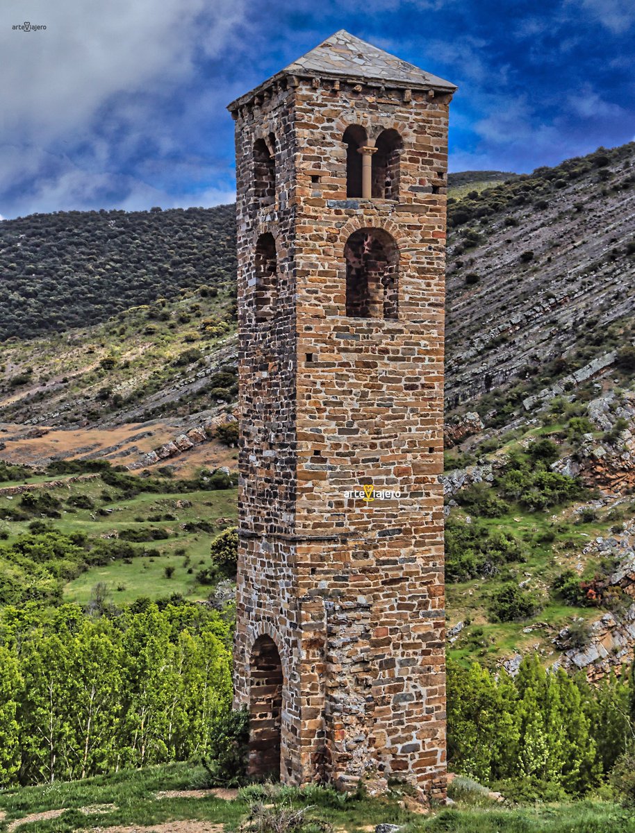 ¡Esta joya desconocida está en Soria! Única en toda la provincia y más propia del románico lombardo. Se trata de la torre de San Miguel (año 1146) de Yanguas, un pueblo repleto de encanto situado en la Comarca de Tierras Altas
#FelizViernes #BuenosDias #photograghy