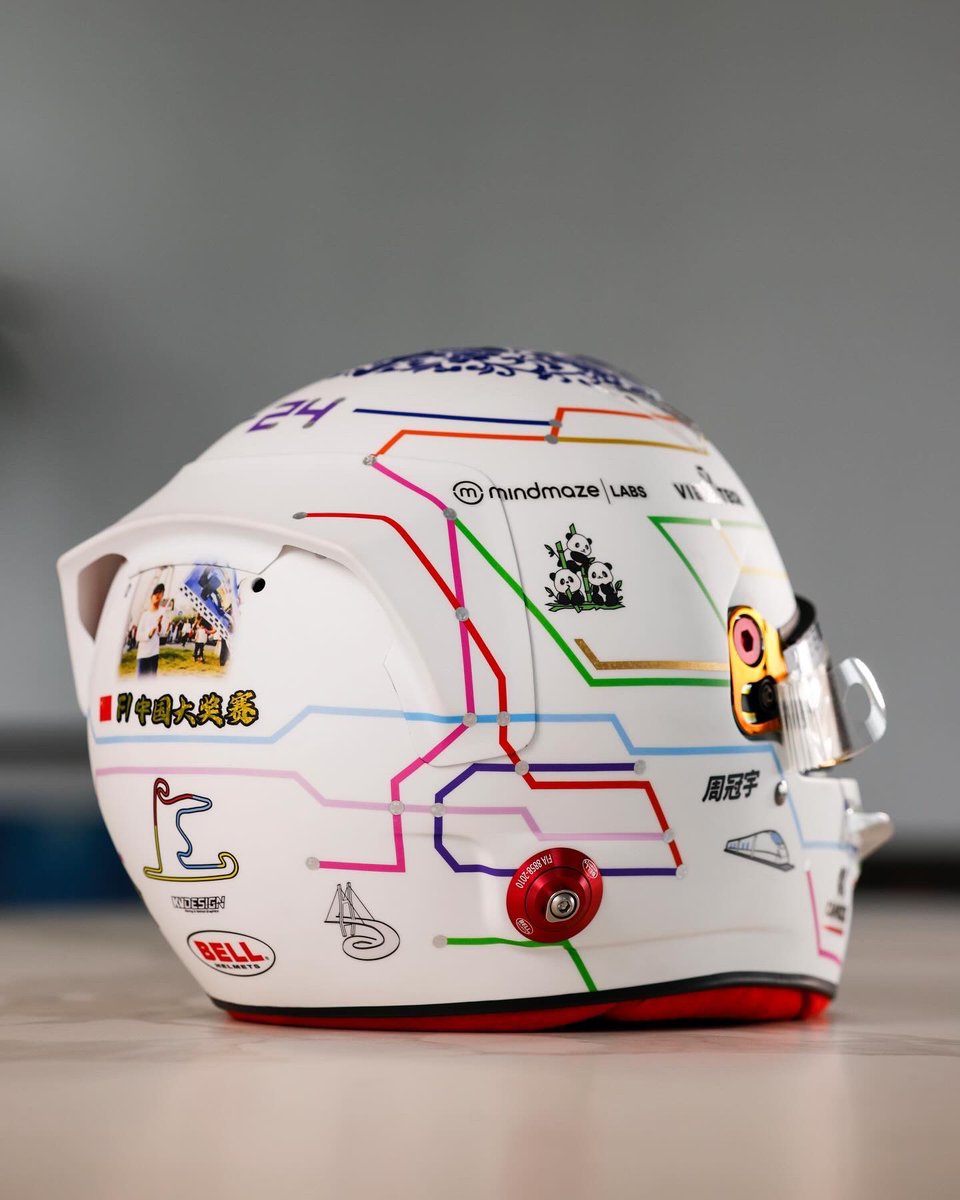 📸 Le casque spécial de Guanyu Zhou pour le GP de Chine est déjà dévoilé ! 🇨🇳 Le métro de Shanghai y est représenté ainsi que d’autres références au pilote et sa nationalité. Vous aimez ? 🧐 #F1 #ChineseGP
