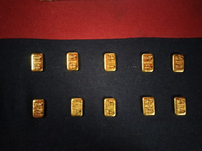 10.04.2024 
#AlertBSF Troops of @BSF_SOUTHBENGAL ftr
foiled #GoldSmuggling attempt at the International border in Dist-Nadia(WB) and recovered 10 Gold Biscuits (1116g) worth ₹82.45 Lakh,being smuggled from #Bangladesh to #India by throwing over the border fence. 

#BSFSeizedGold