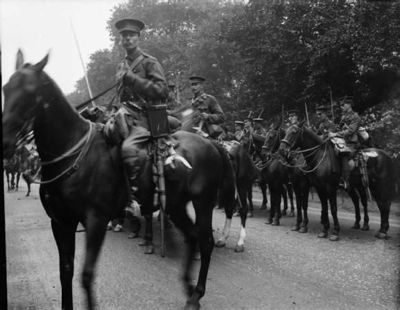 A mounted cavalry draft of the 1st Life Guards with Captain Gerrard Leigh in the foreground. August 1914.

#britishhistory #britisharmy #firstworldwar #lifeguards @BritishArmy @NAM_London @I_W_M