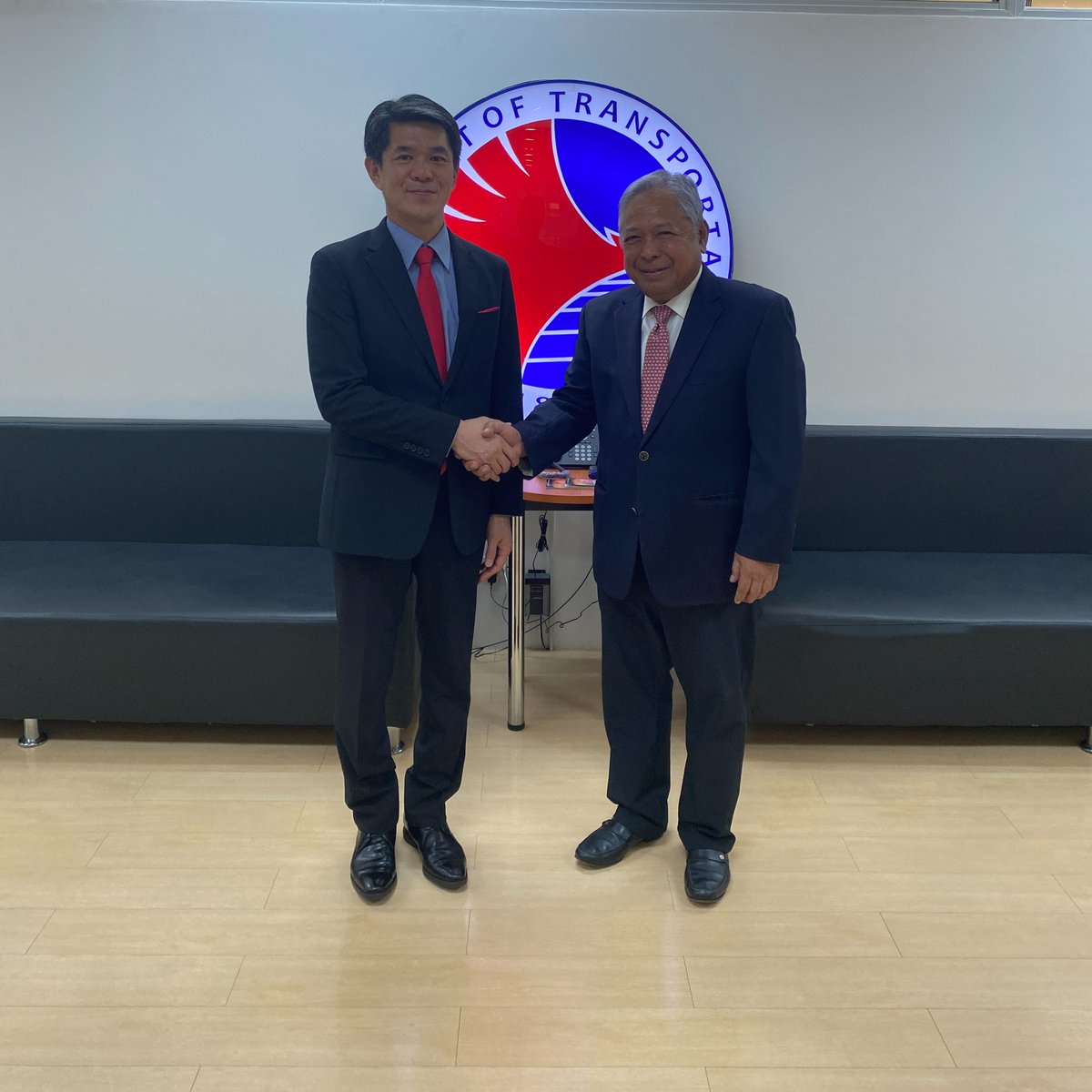 Honored to call on @DOTrPH Sec. Jaime Bautista to explore avenues for strengthening our already strong economic ties. 🇯🇵🤝🇵🇭 Excited to collaborate closely with Sec. Bautista to advance initiatives across various sectors such as railways, aviation and maritime. 🏙️📈