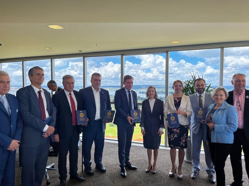 The @EU_EESC delegation met with Minister Cármen Lúcia Antunes Rocha, President of the Supreme Federal Court🏛️🇧🇷. An insightful exchange on the challenges for democracy and the rule of law posed by AI-powered #disinformation in the context of elections🗳️.