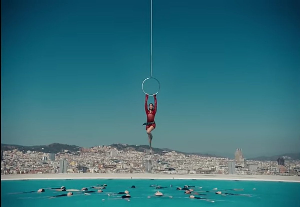 Una de las consecuencias del cambio climático es que, cada año, tenemos antes el hit que lo va a petar en el verano. Musicalmente es maravillosa (que os voy a decir de Dua), pero visualmente los videoclips de Dua Lipa están siendo muy muy buenos 😍