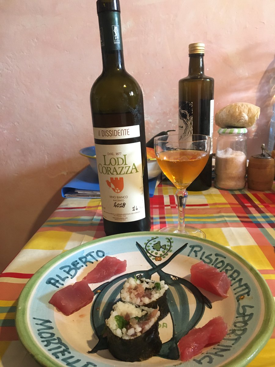 Still a delight to discover #orange #wine works in #foodie pairing @CHARLIEWINES @pietrosd @winematcher This macerated #pignoletto grape from underrated #ColliBolognesi vineyards of lodicorazza.com perfect with a #homemade #sashimi with fresh fish #venice #rialto market