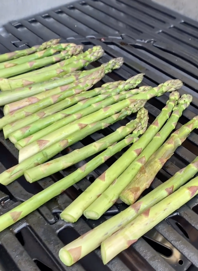 British Asparagus season officially starts soon...

With early crops already here.

Love British Asparagus!🇬🇧