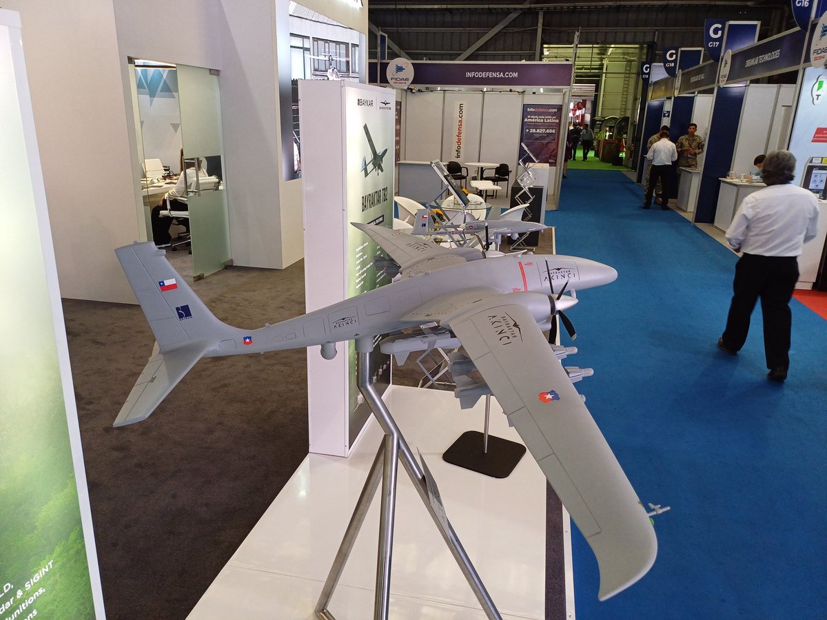 🔵🇹🇷 AKINCI UCAV and TB2 UAV/UCAV models are displayed with the 🇨🇱 Chilean flag 🔸Models of Bayraktar TB2 UAV/UCAV and AKINCI UCAV, developed by Baykar, are exhibited with the Chilean flag at the FIDAE 2024 fair.