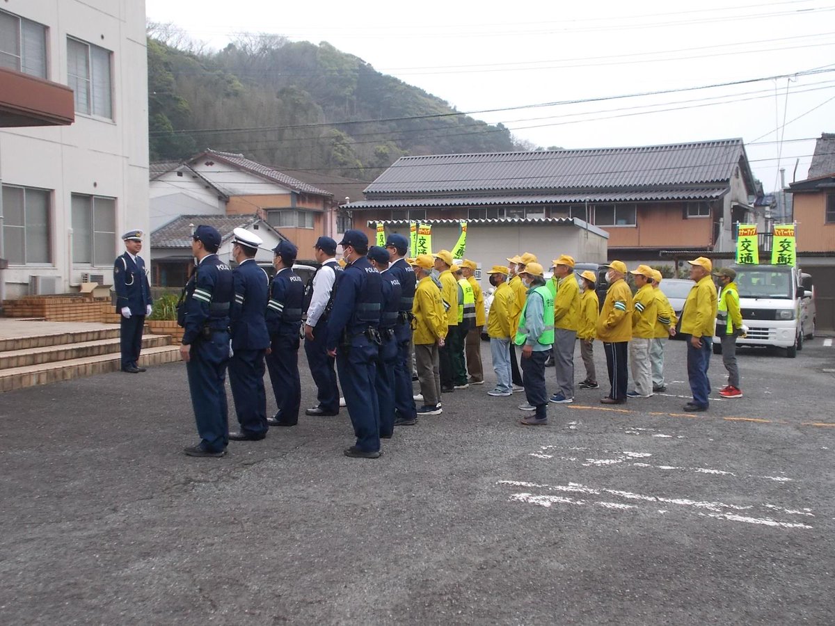 【唐津警察署】 #春の交通安全県民運動 にあわせて、呼子地区交通安全協会の皆さんと協力して自動車パレードを行い、交通安全を呼びかけました📣 皆さん、交通ルールとマナーを守って、安全運転をお願いします‼️ #やめよう佐賀のよかろうもん運転