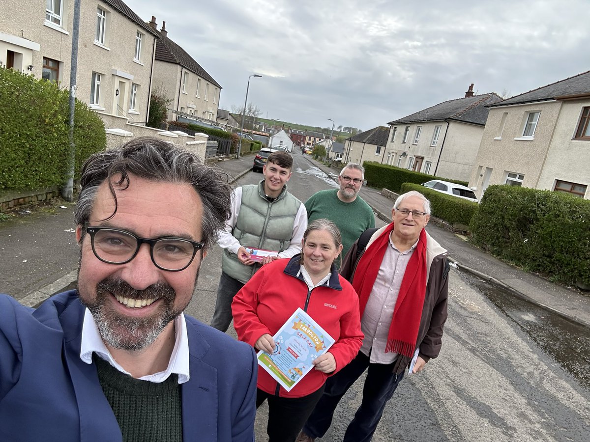 Talking to voters in Craigie last night and then Tarbolton with @CMochan and our @ScottishLabour volunteers about the change Labour can bring to communities across #CentralAyrshire. 

People are fed up with the SNP & Tories and switching to Labour right across Central Ayrshire.