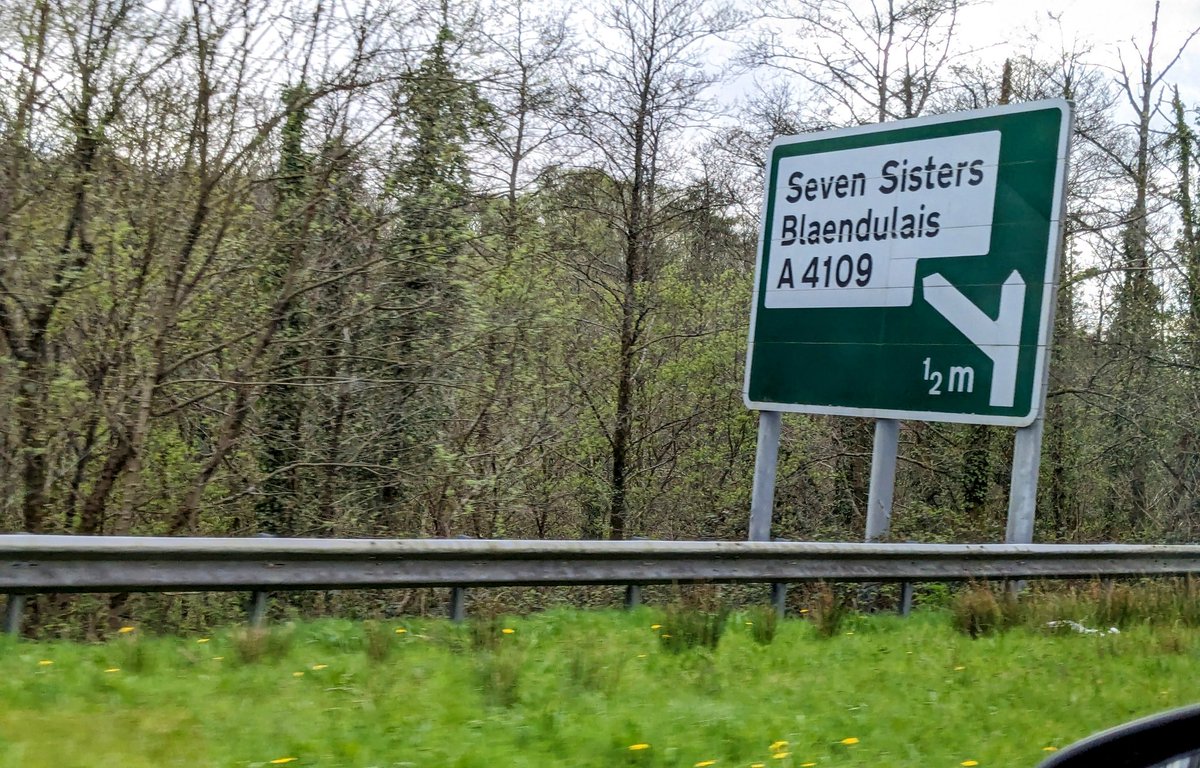 #FindsFriday I'm sad enough to have got a thrill passing this road sign (as passenger) along the Vale of Neath this week.. Seven Sisters was the site of an 1875 discovery of a C1st AD hoard of horse-gear & chariot fittings from both the Silures people & Roman military 👌🐴