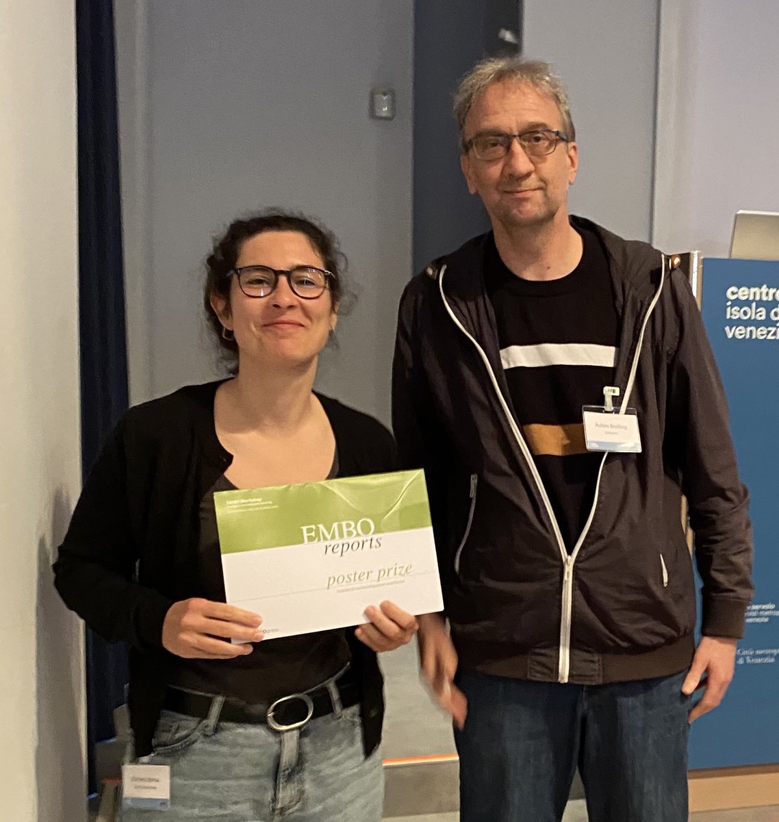 Mariana Borsa @nanaborsa @KirOxford @UniofOxford @ndorms won the EMBO reports @EMBOpress poster prize at the #EMBO Workshop #Pathogen #Immunity and #Signaling in Venice for her work on mitochondrial inheritance in the early assymetric #Tcells. Congratulations! #EMBOsignaling24
