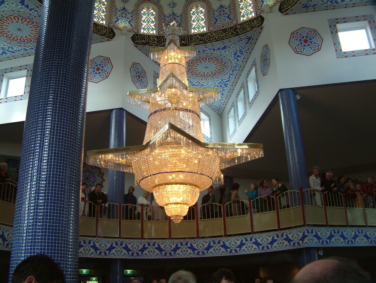 #fotovrijdag In 2003 opende de Süleymaniye-moskee (Süleymanye Camii) aan de Wandelboslaan in #Tilburg. Tijdens een feestelijke open dag kwamen vele Tilburgers een kijkje nemen. [foto Frans de Kok]