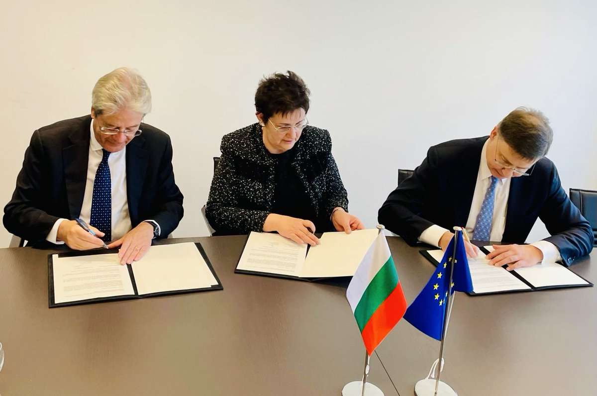 Introducing a new currency is a major change for people & businesses. Happy to sign partnership agreement with 🇧🇬 Lyudmila Petkova to organise Bulgaria’s info & communication campaigns to underpin future euro adoption 💶. Full support for Bulgaria’s efforts to join euro area.