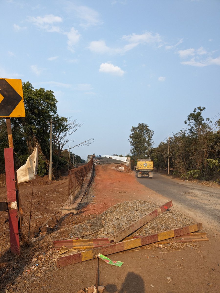 Road over bridge work near Kyarkop station on Dharwad Goa road. The work was halted for years as the KRDCL didn't pay its share with railways. Reference-hubballidharwadinfra.com/work-of-2-robs… @nagabhushanb @myUsername2222_ @Bbyes19 @sachinbawoor_