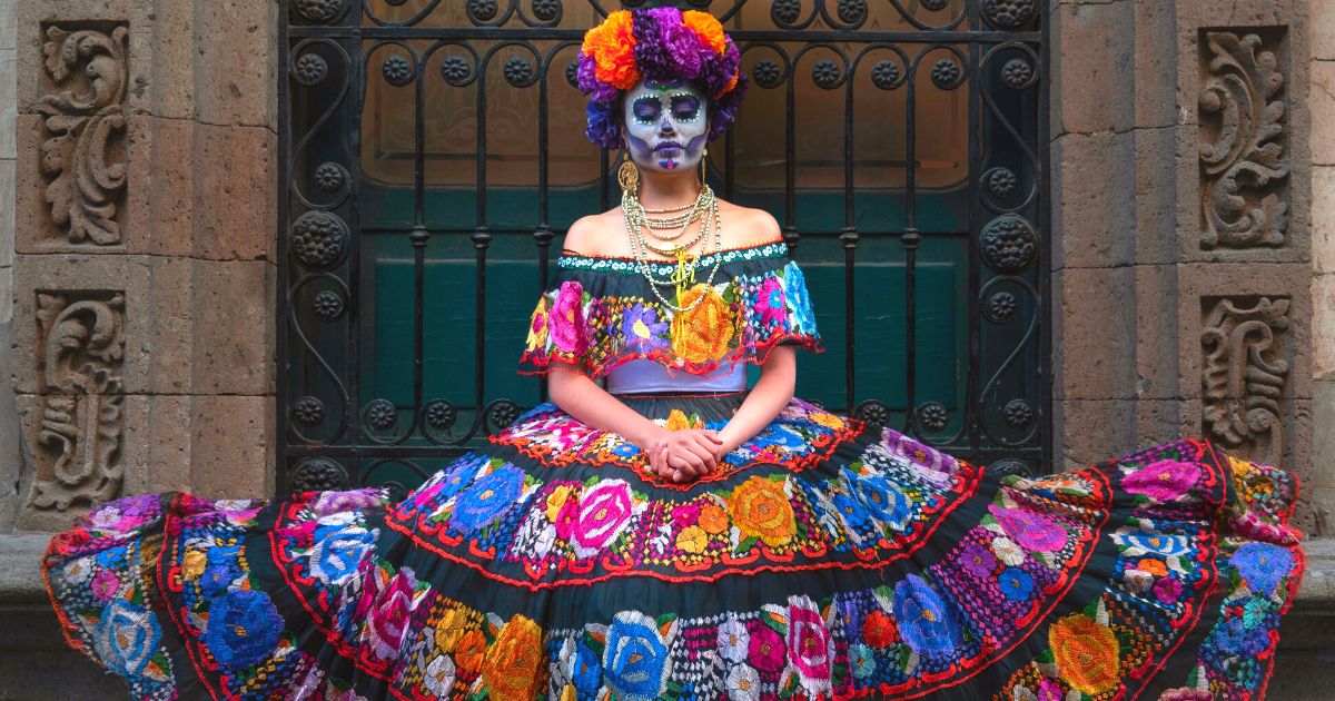 Is the Day of the Dead on your bucketlist? You should consider planning now if visiting to #Oaxaca. It is a crazy popular event. Check out this awesome 6 days of activities to immerse yourself into the culture in #Mexico wheresidewalksend.com/travel/oaxaca-… @WSEtravel