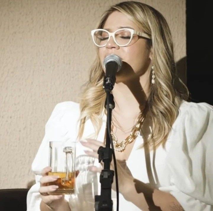 apenaslarica's tweet photo. "Não abra a geladeira com fome.
Nem o seu coração na carência.
Não se cura um problema com outro.
Amar também é inteligência.
Oq não vira amor vira experiência..." 
–Marília Mendonça. https://t.co/J5J2i5sbAM