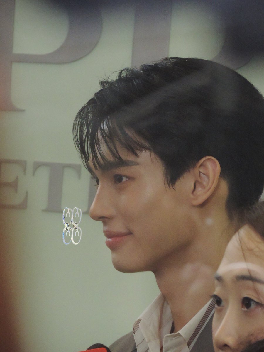 P’Win so handsome today!!🤍🤍

WIN PRADA BEAUTY HK
#PradaBeautyxWin
#winmetawin @winmetawin