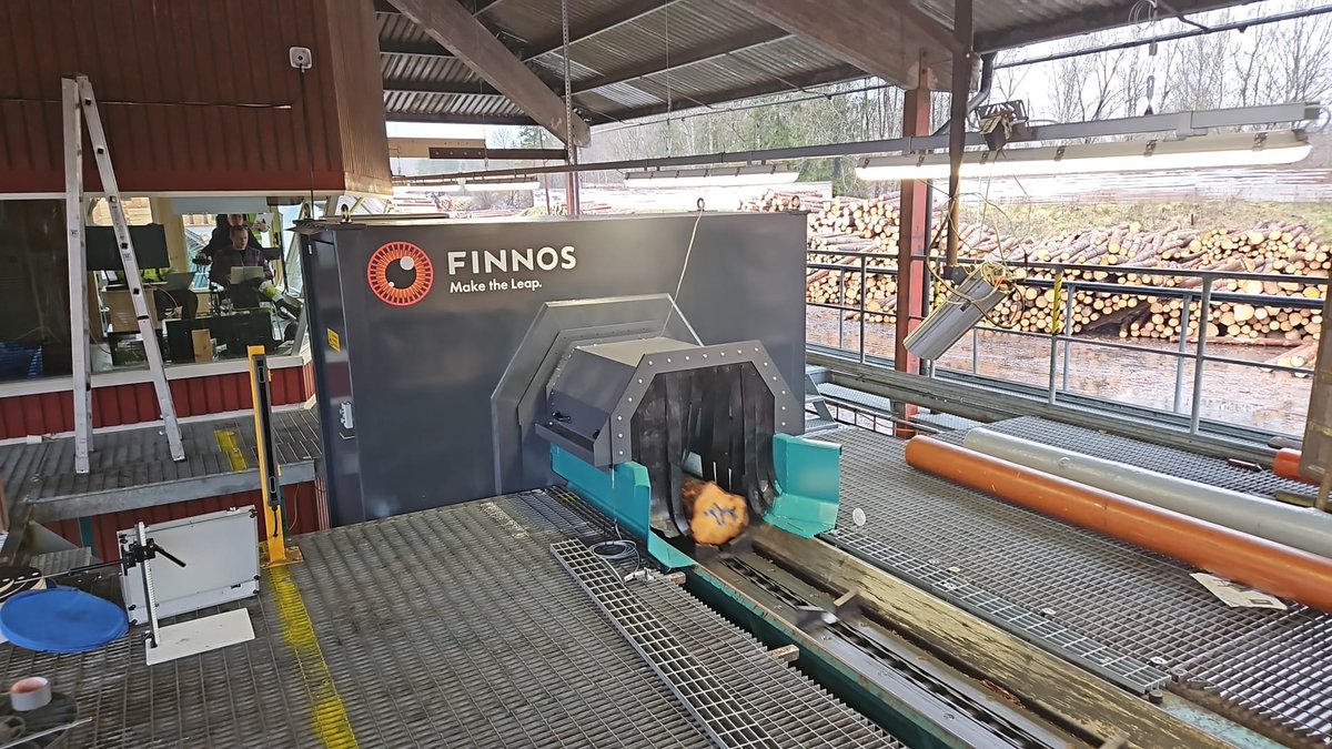 Just nu startar Finnos upp en Finnos Lite 4e vid timmersorteringen på VIDA Hästveda.
Finnos Lite 4e är en 4 vägs 3D-mätram med laser och kamerateknik som är anpassad för det skandinaviska klimatet utan att rucka på de noggranna mätresultaten.