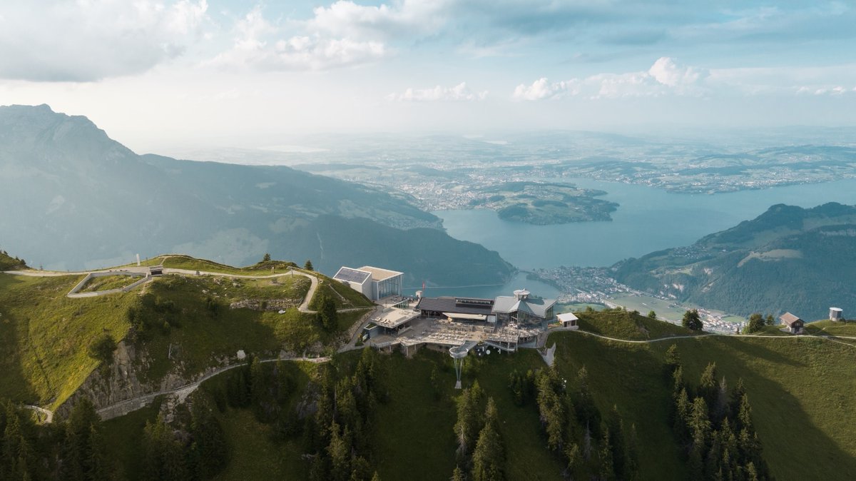 Morgen startet die Stanserhorn-Saison ☀️ Geniessen Sie nicht nur die Fahrt der CabriO-Bahn, sondern auf 1'900 Meter auch das Zmorge mit atemberaubender Aussicht auf den Vierwaldstättersee. #Stanserhorn #Nidwalden #Vierwaldstättersee #Switzerland #Schweiz