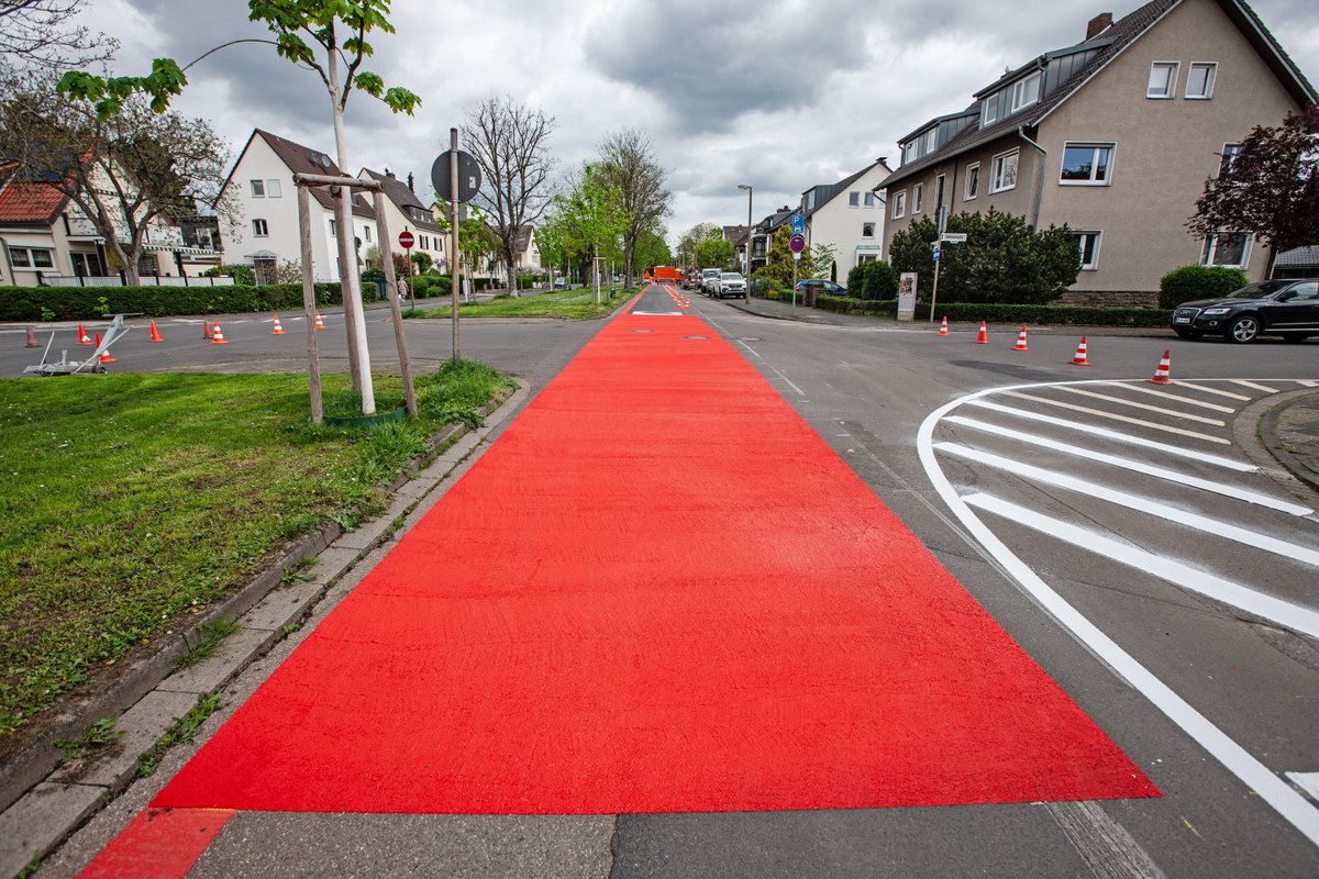 Seit dieser Woche werden nacheinander 40 zusätzliche Fahrradstraßen in den Bezirken Beuel, Bad Godesberg und #Bonn markiert. Damit die neuen Straßen gut erkennbar sind, werden u.a. durchgängige rote Randmarkierungen entlang der Fahrbahn vorgenommen: bonn.de/fahrradstraßen