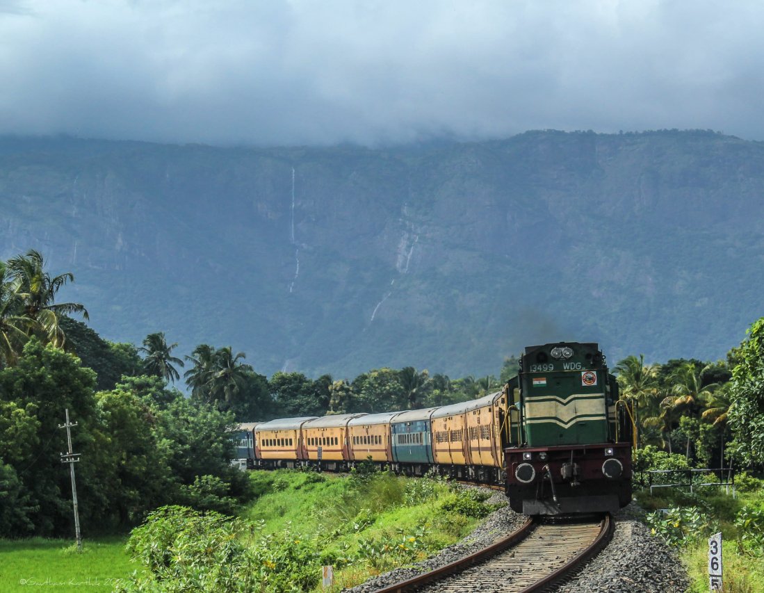 A mesmerizing view of the Chennai Central-Palakkad Junction Superfast Express

Shot by:  @KGauthamkarthik

#Scenicview  #Trainphotography #SouthernRailway

@GMSRailway @RailMinIndia