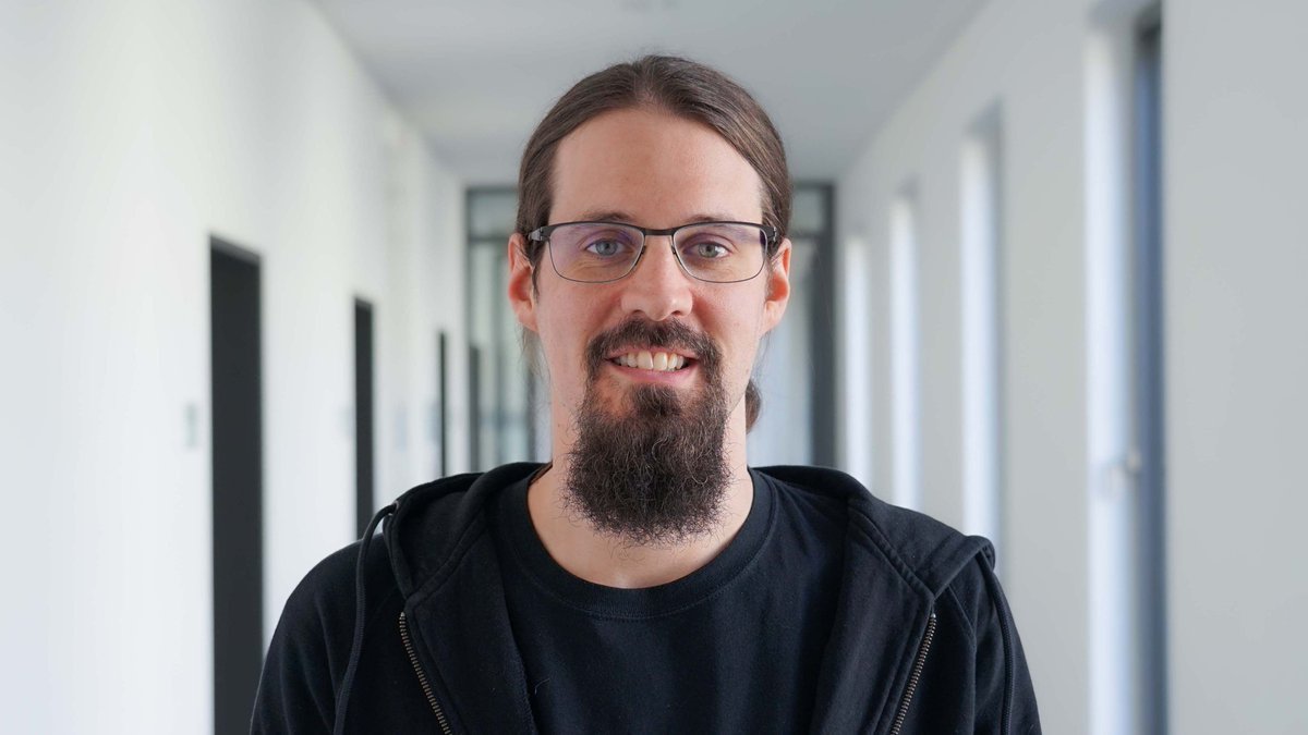 We're happy to welcome @Jens_Hoer as a new research group leader at the Helmholtz Institute Würzburg! 👋 In the @HoerLab, he will investigate the molecular principles of #RNA #phages. 🧬🦠 @Helmholtz_HZI @Uni_WUE Learn more at: helmholtz-hiri.de/en/newsroom/ne…