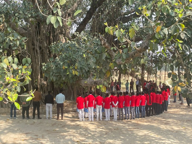With the vision to build an entrepreneurial ecosystem, @AavishkaarF is now in Kushinagar #UttarPradesh On 12th & 13th Apr we will celebrate the spirit of entrepreneurship at JECP, Deoria. In the Pic- Students perform Bargad Dhyan to honour a 250+ yr old Banyan Tree