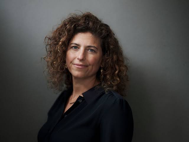 Vandaag verschijnt 'Hij noemde me Elly'. Naar het waargebeurde verhaal van Esther Vleeschhouwer-Blocq, die acht concentratiekampen overleefde. Geschreven door Femmetje de Wind.
Bestellen of reserveren kan hier: boekhandelbroekhuis.nl/nl/boek?author…