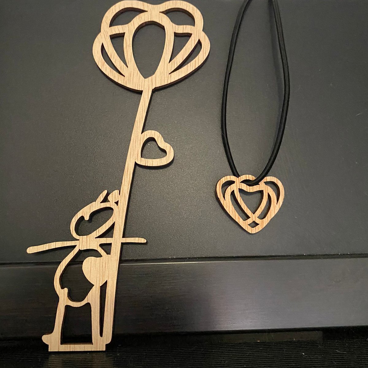 Coravant's tweet photo. 🌹Aquest #SantJordi tindrem 2️⃣ novetats de fusta molt especials a la nostra parada de #Tarragona: Un collaret en forma de rosa i una rosa amb el Tac-tac, la icona del logo de l'#AACIC que simbolitza un infant amb un cor diferent. https://t.co/liCSQbdYhg